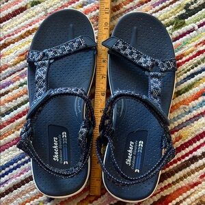 Skechers Women
Arch Fit Reggae Sandals Size 10.5
Navy Patterned Sandals